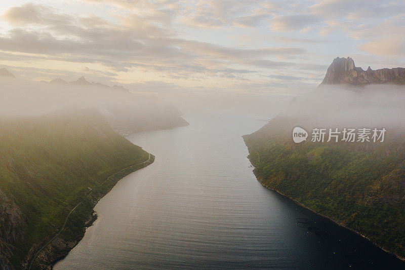风景鸟瞰峡湾在雾在Senja岛在挪威
