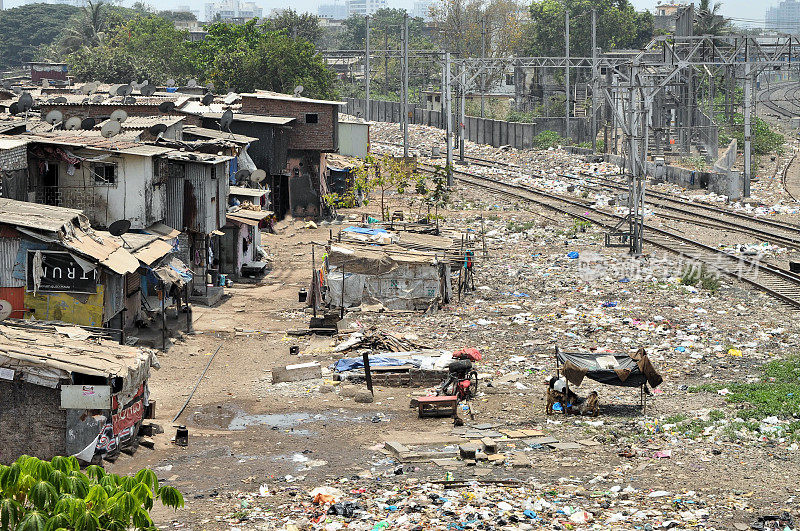 孟买贫民窟达拉维摇摇欲坠的小屋