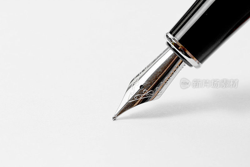 用钢笔写在白纸上。