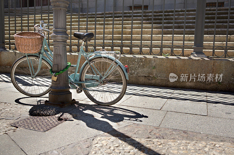 萨拉曼卡大街上骑自行车的女人
