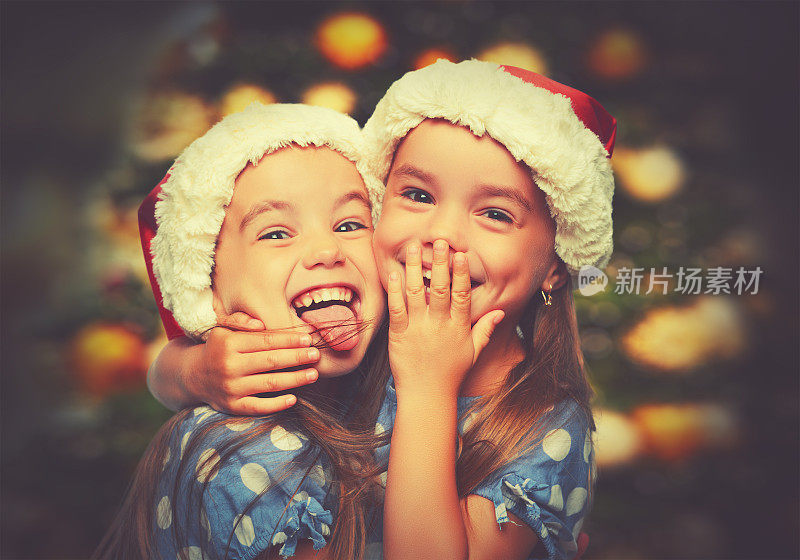 圣诞节快乐有趣的孩子双胞胎姐妹