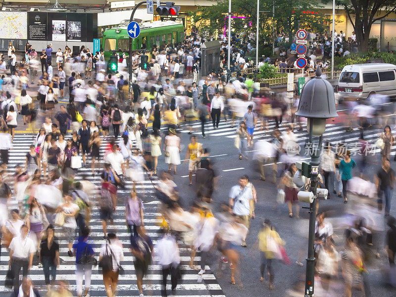在东京，人群穿过街道