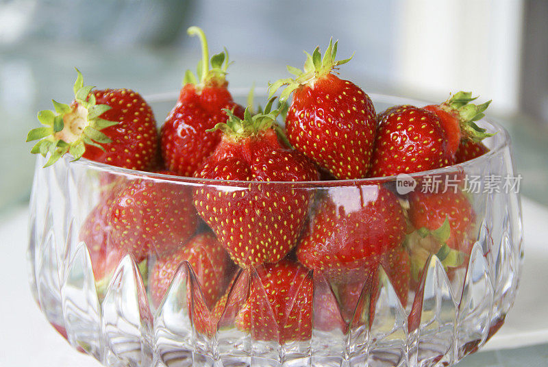 装满草莓的玻璃碗