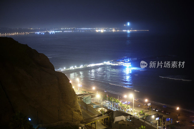 利马市海岸线夜景