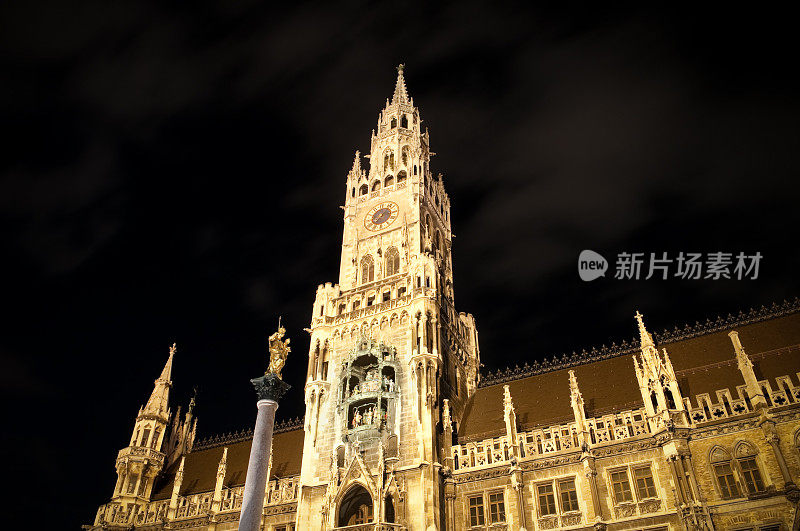 慕尼黑市政厅和Mariens?ule在Marienplatz，德国，晚上