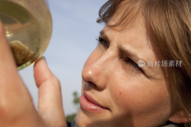 忙于研究的生物学家。