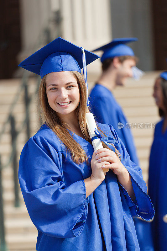 年轻女子持有文凭庆祝高中或大学毕业