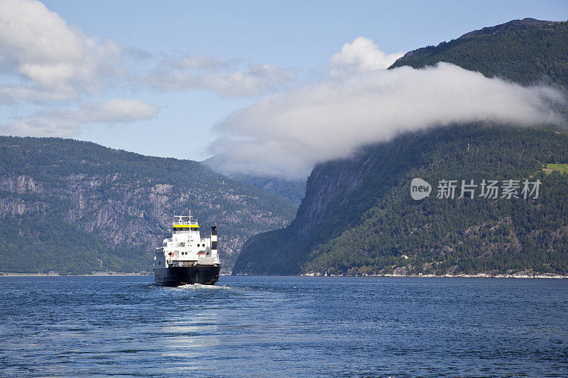 夏日里，挪威的汽车轮渡穿过哈丹格峡湾。