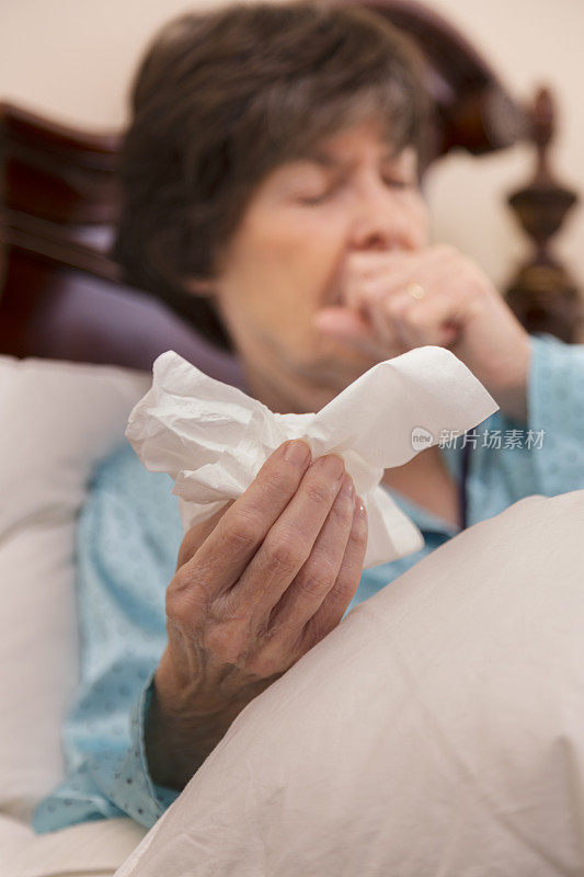 医疗保健:病人因过敏在床上咳嗽。