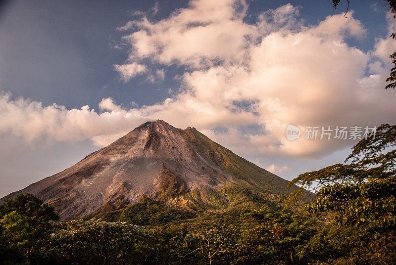 多云天空下的阿里纳斯火山