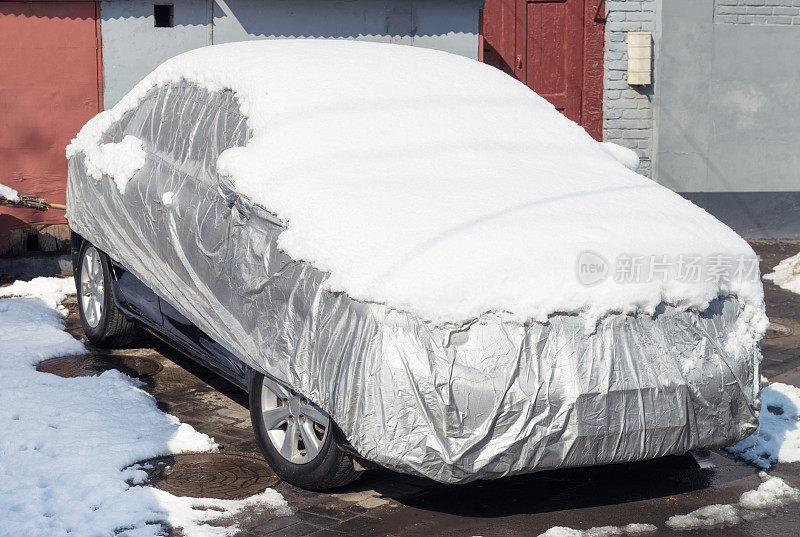 被雪覆盖的受保护的汽车