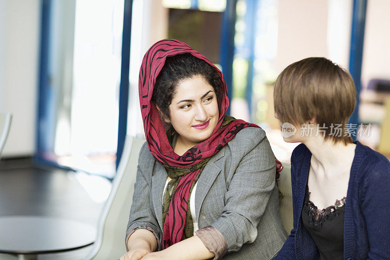 伊斯兰教和西方风格的年轻女子之间的对话