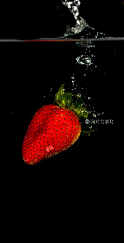 溅湿的草莓