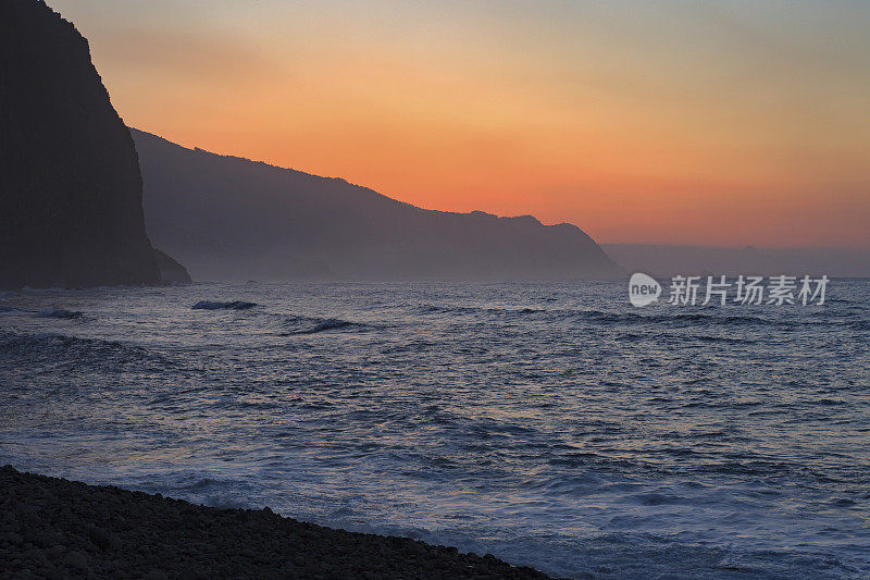 海岸风景和圣维森特海滩上的日落