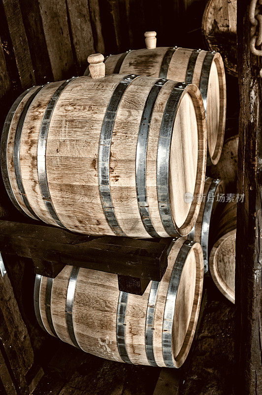 储存在橡木桶中的葡萄酒或朗姆酒。