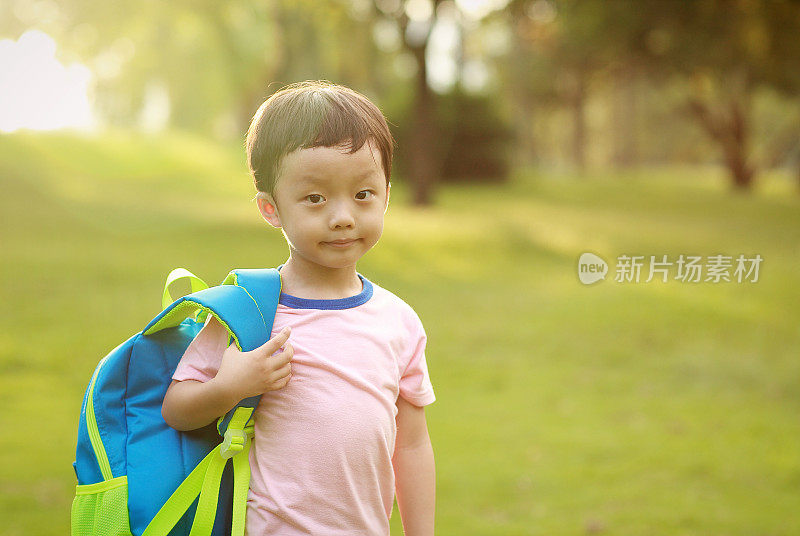 小男孩去上学