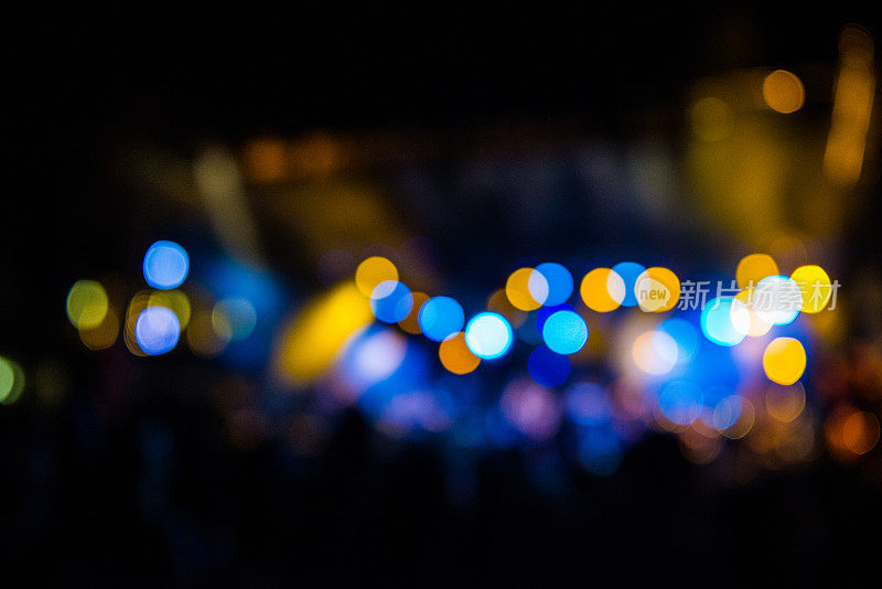 模糊的蓝色黄色舞台灯光，晚上免费音乐会，欧洲