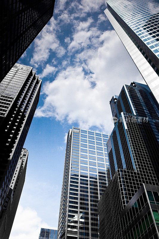 仰望芝加哥金融区的摩天大楼