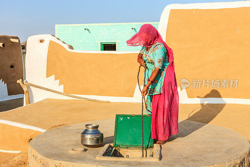 印度妇女在拉贾斯坦邦取水