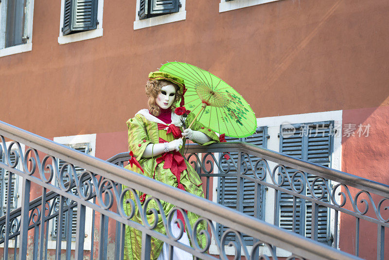 美丽的绿色面具，威尼斯嘉年华在Arsenale，意大利，欧洲