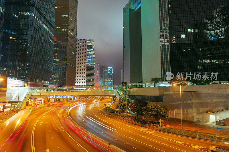 雨夜，金融区政府大楼