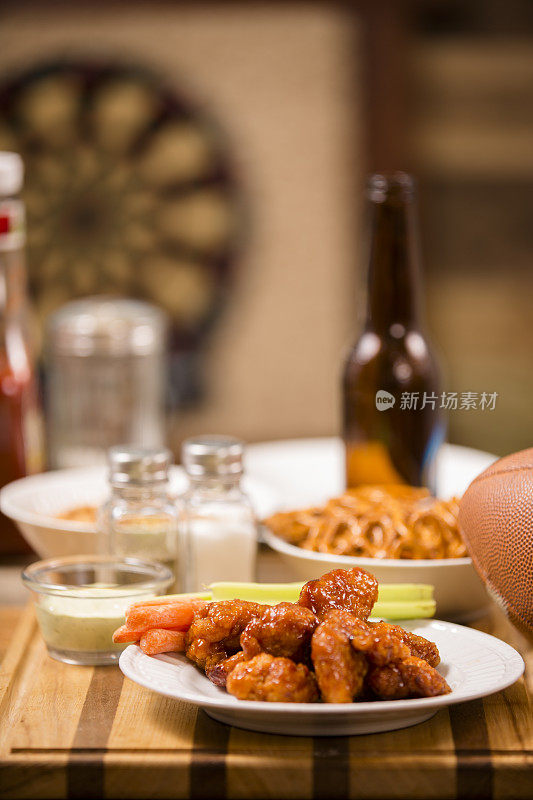 酒吧食物，体育酒吧。零食、啤酒、足球。辣的鸡翅。