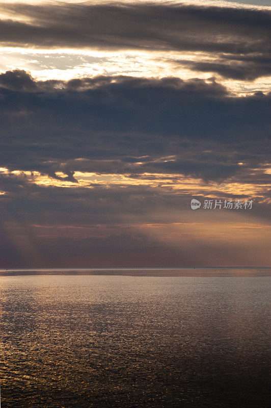 黄昏时分，忧郁的北海天空倒影在北海水面上