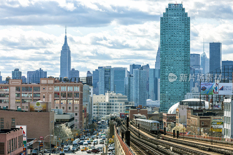 纽约皇后区，火车驶近高架地铁站