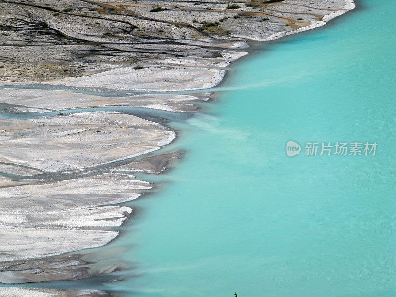 冰岩粉流入湖中