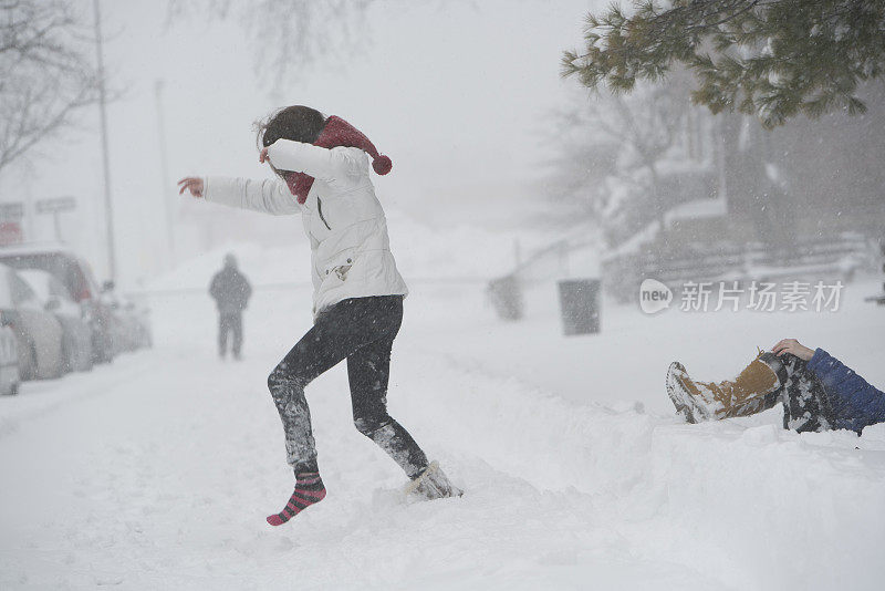 两个十几岁的女孩在下雪的街道上