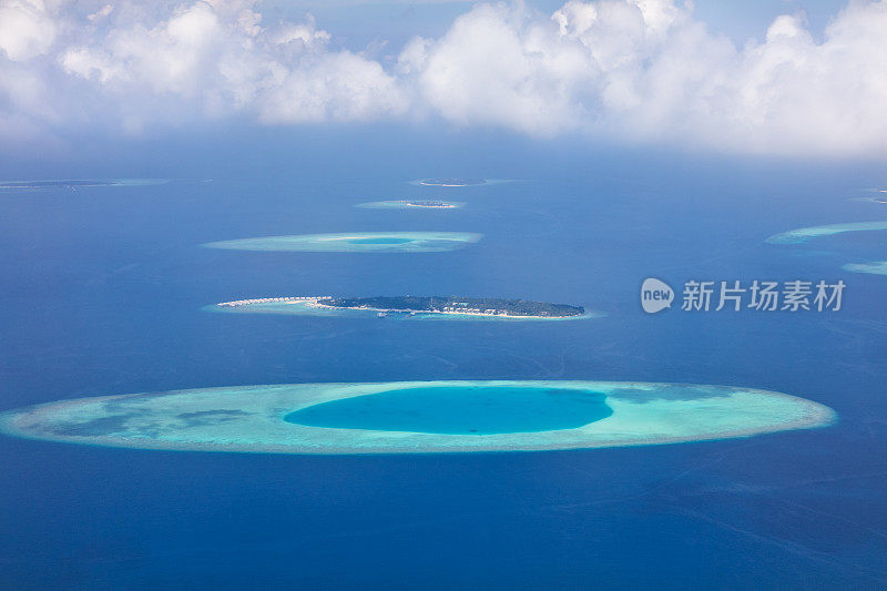 鸟瞰图上的马尔代夫群岛，拉环礁