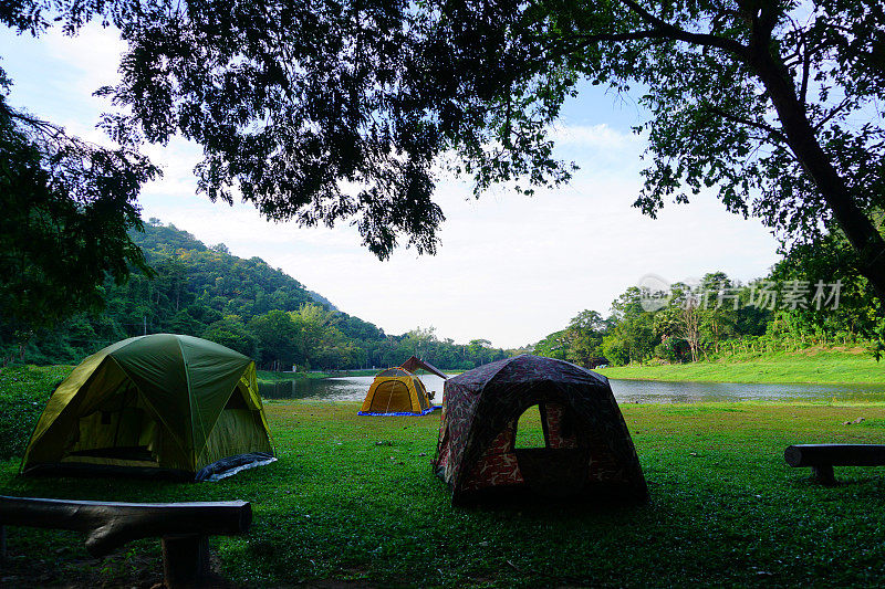自然公园的露营帐篷和背包