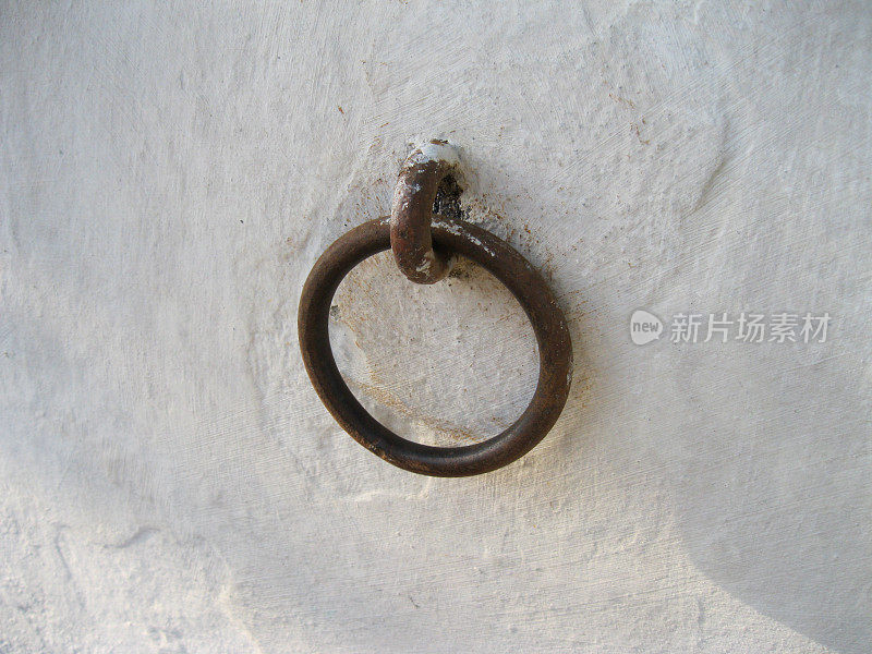 在墙上的殖民房屋里，用戒指拴住马匹
