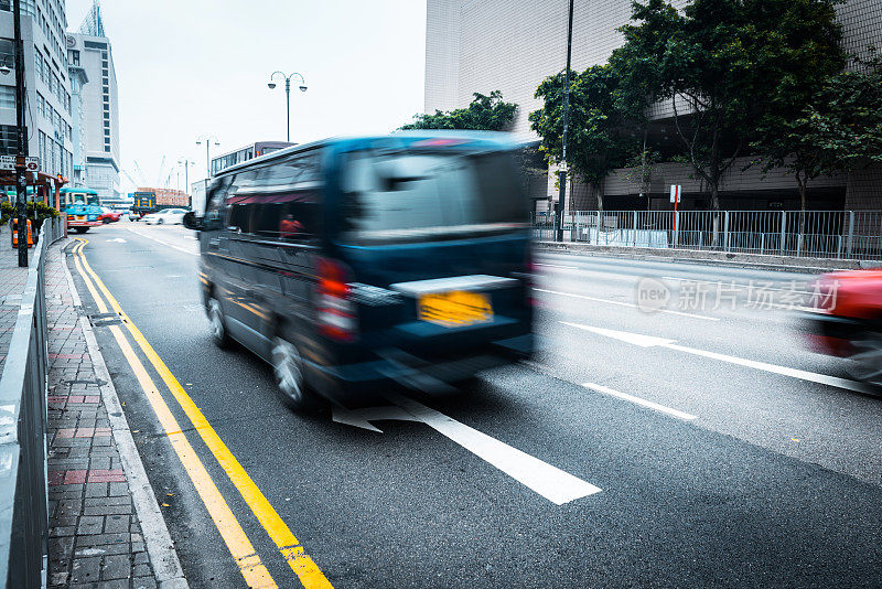 汽车通过街道模糊运动