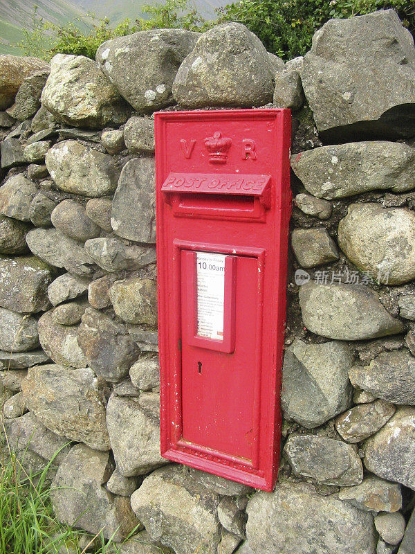 十九世纪维多利亚皇家邮政信箱设置在石墙