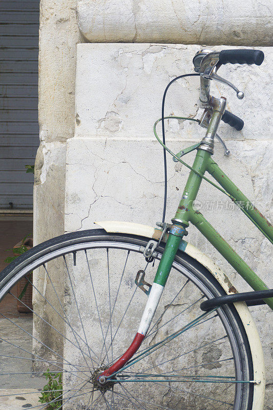 一辆画着意大利国旗的老式自行车
