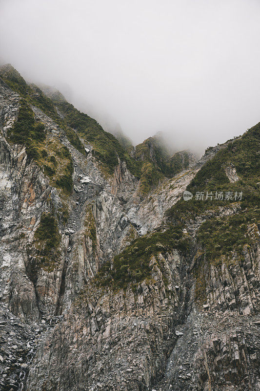 新西兰南阿尔卑斯山雾蒙蒙的山峰