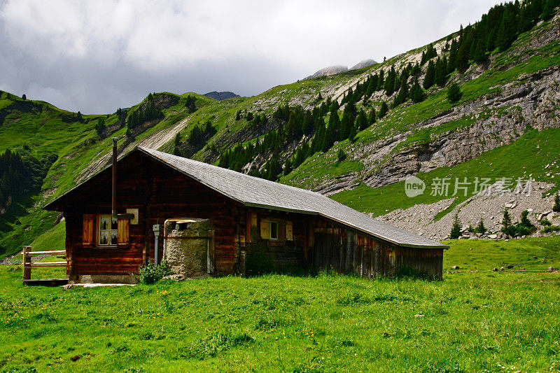 高山的小木屋