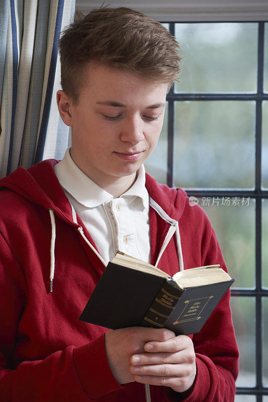 少年在家里读圣经