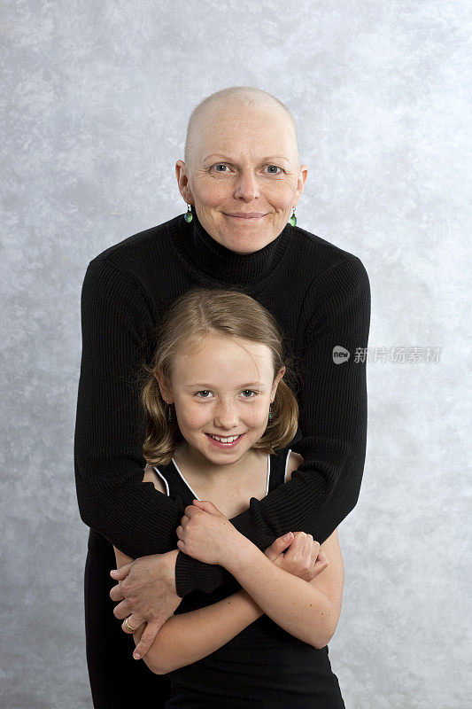 患乳腺癌的母亲拥抱着女儿。