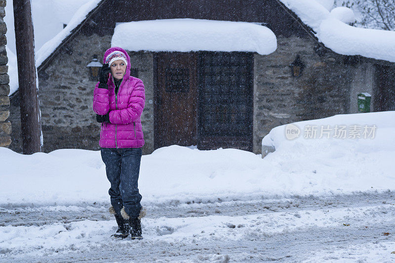 雪下的女人