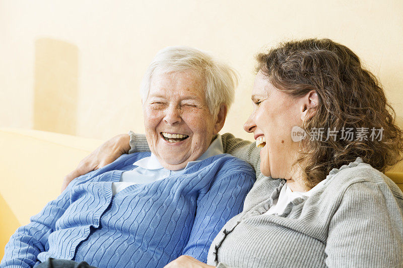 老女人和成熟女人一起笑