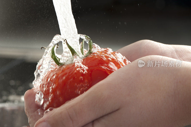 女人正在洗西红柿