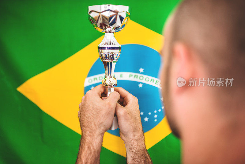 捧着奖杯的巴西足球运动员