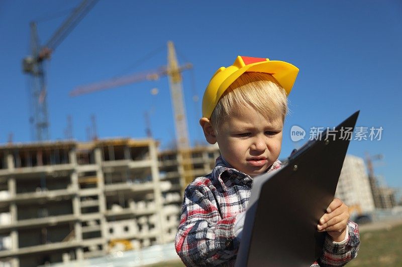 蹒跚学步的建筑工人