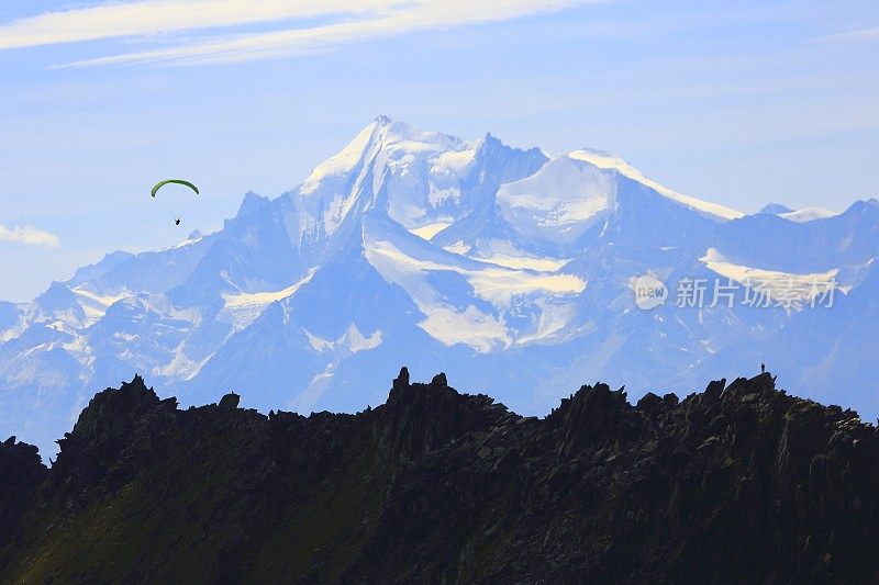 遥远的自由:在瑞士阿尔卑斯Weisshorn高山上滑翔