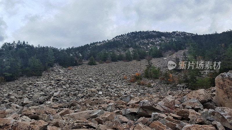 佛蒙特州白石冰床徒步旅行步道岩石滑梯