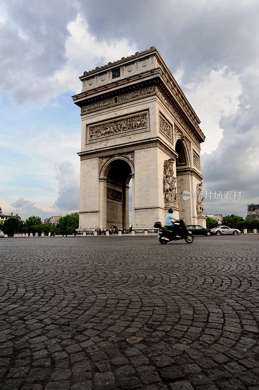阴天下的凯旋门是法国的旅游景点