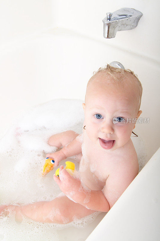 快乐宝宝在浴缸里