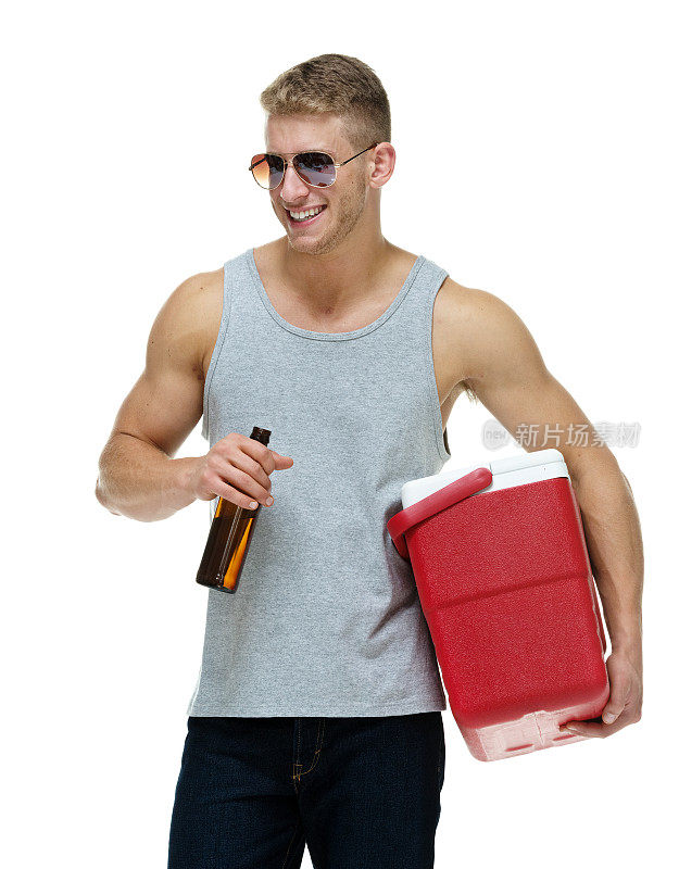 微笑的男人拿着冷却器和啤酒瓶